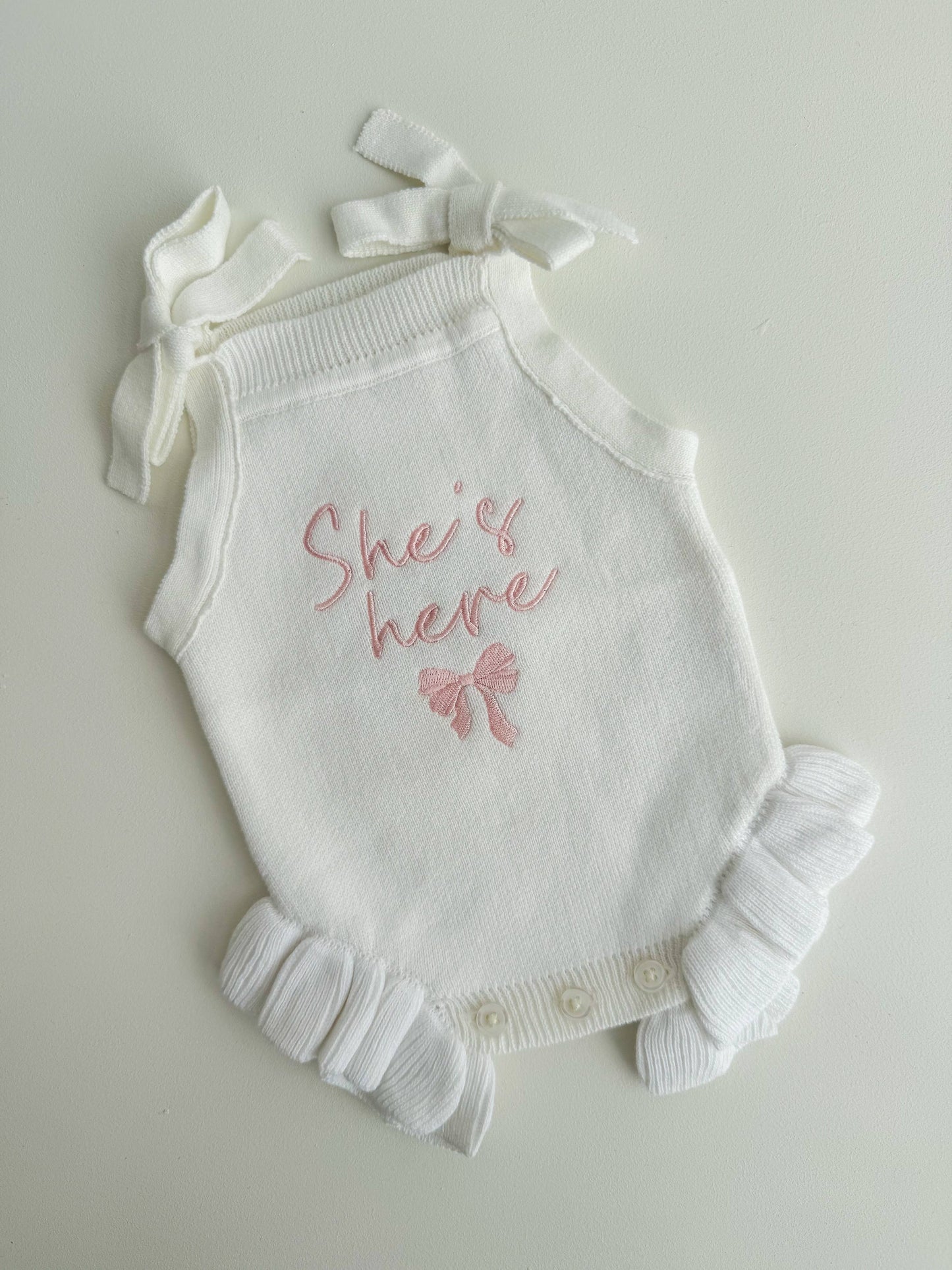 Petite + Co - SHE'S HERE BOW - TIE FRILL ROMPER