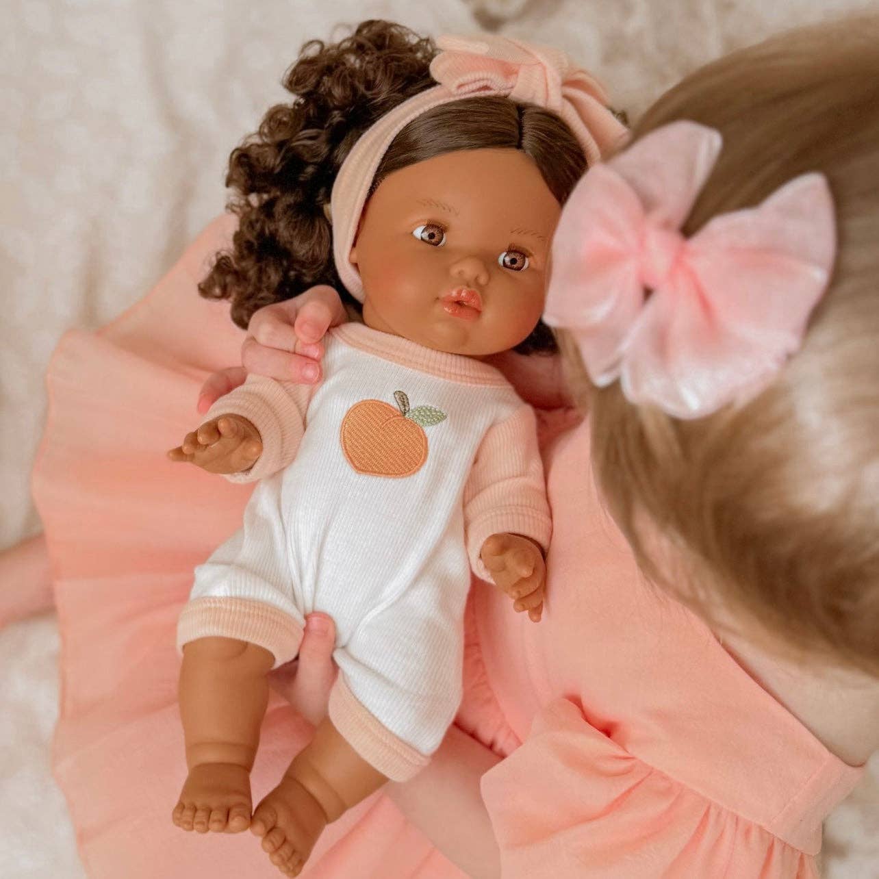 SALLI COLLECTIVE - Peaches & Cream Doll Romper+Bow set🍑 Fits 34-38cm Minikane Gordis, Mini Colettos, Llorens dolls
