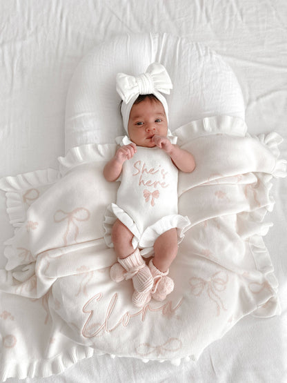 Petite + Co - SHE'S HERE BOW - TIE FRILL ROMPER