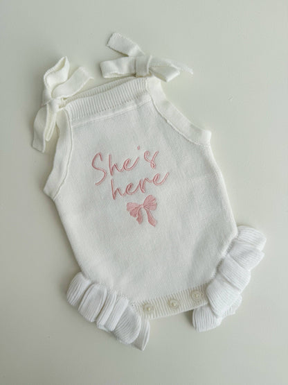Petite + Co - SHE'S HERE BOW - TIE FRILL ROMPER
